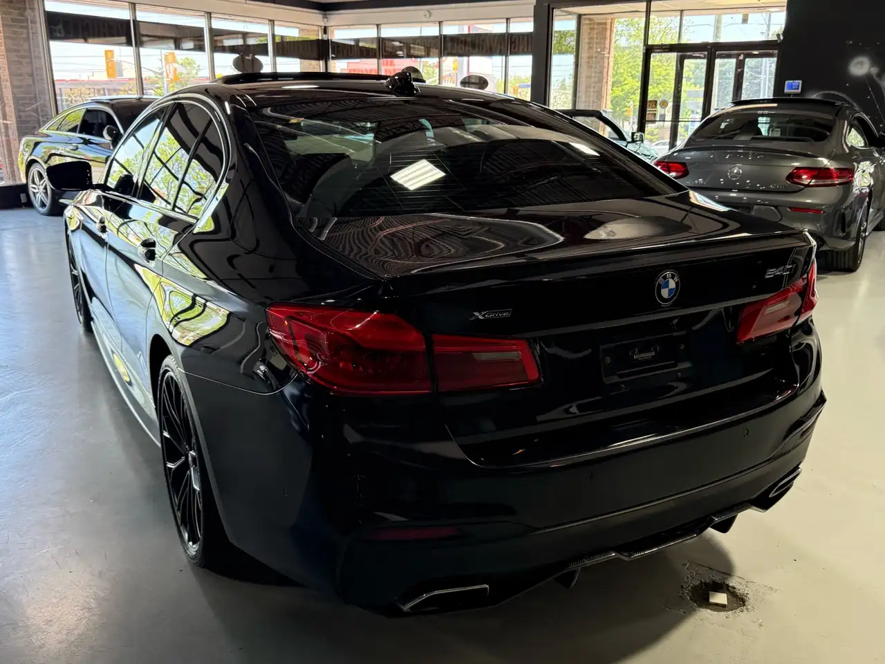 BMW 5 Series снимка BMW 5 Series