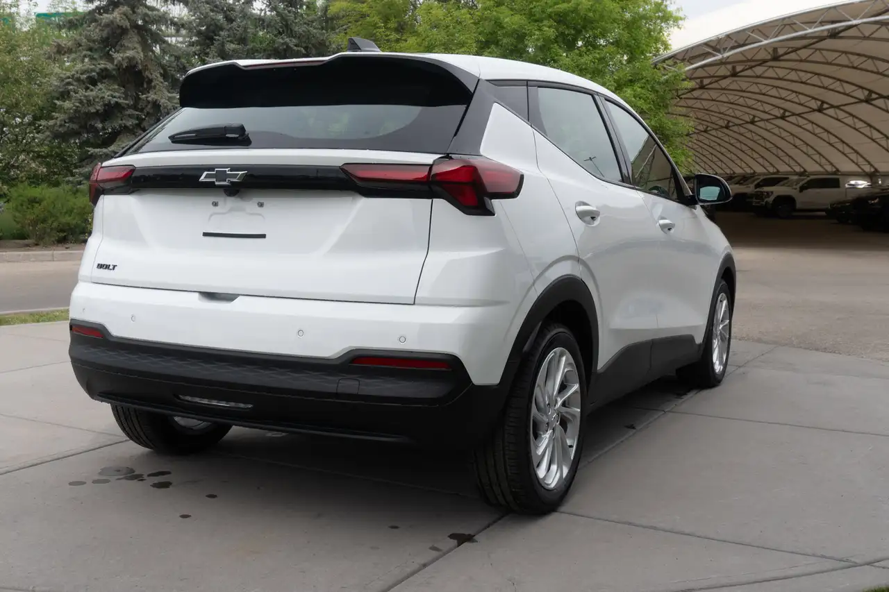 Chevrolet Bolt photo Chevrolet Bolt
