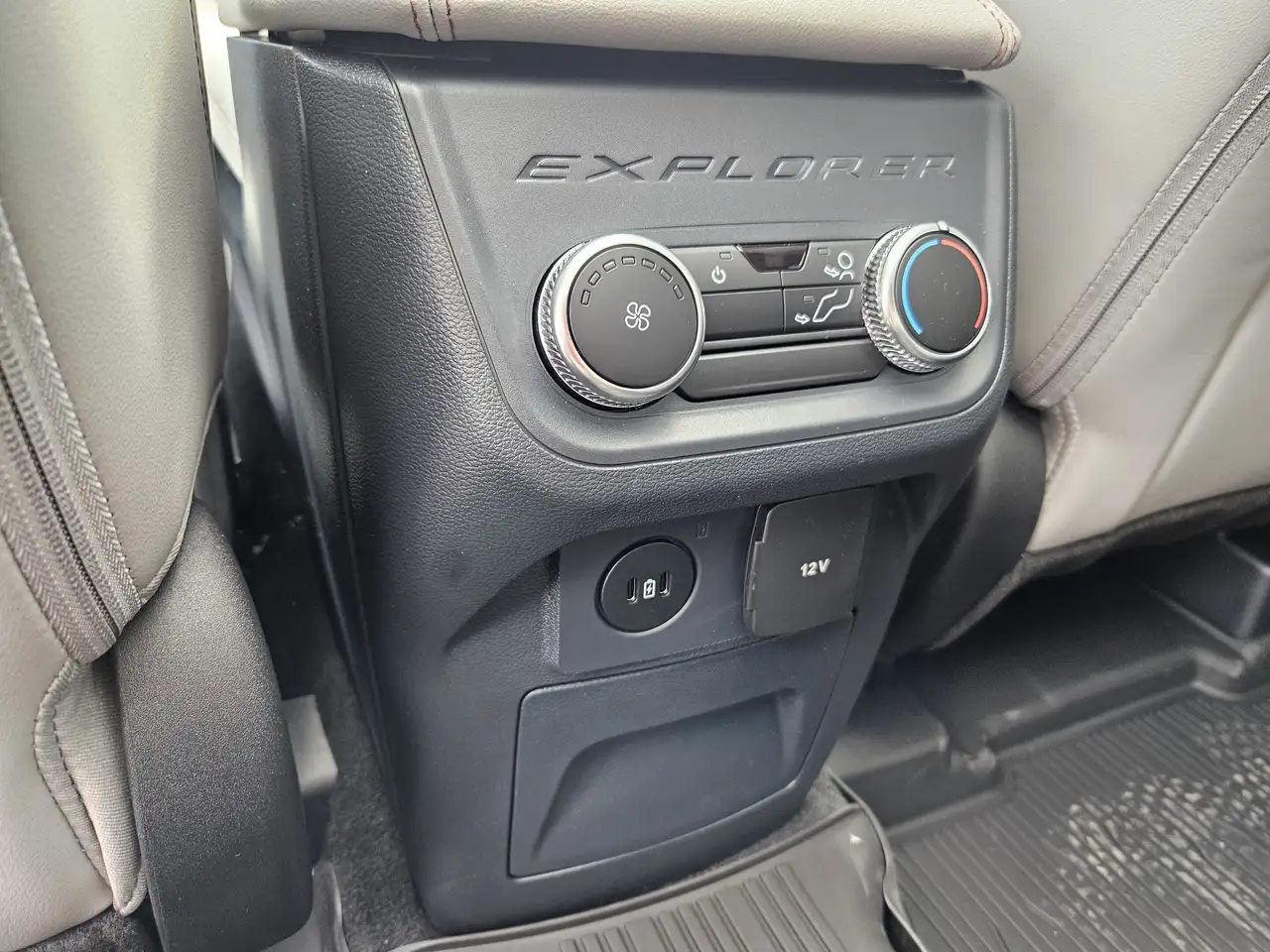 Ford Explorer photo Ford Explorer