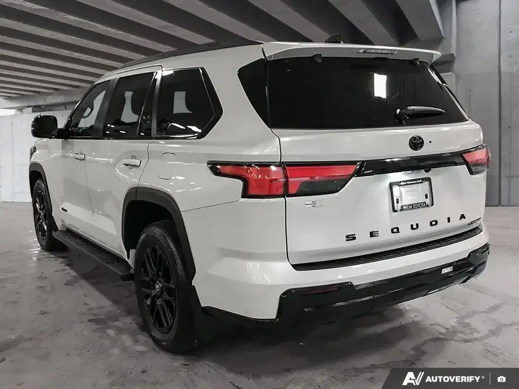 Toyota Sequoia снимка Toyota Sequoia