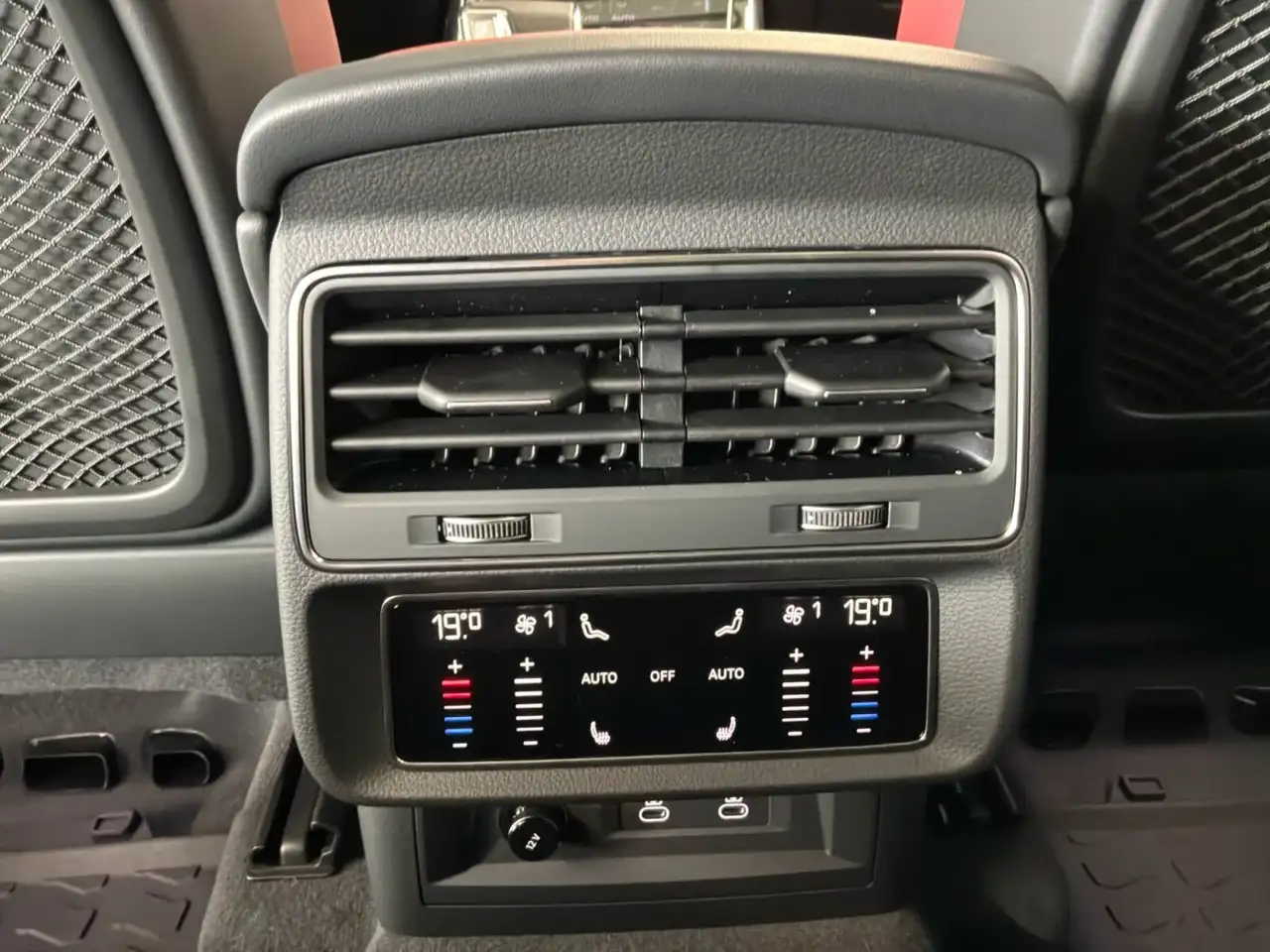 Audi SQ7 снимка Audi SQ7