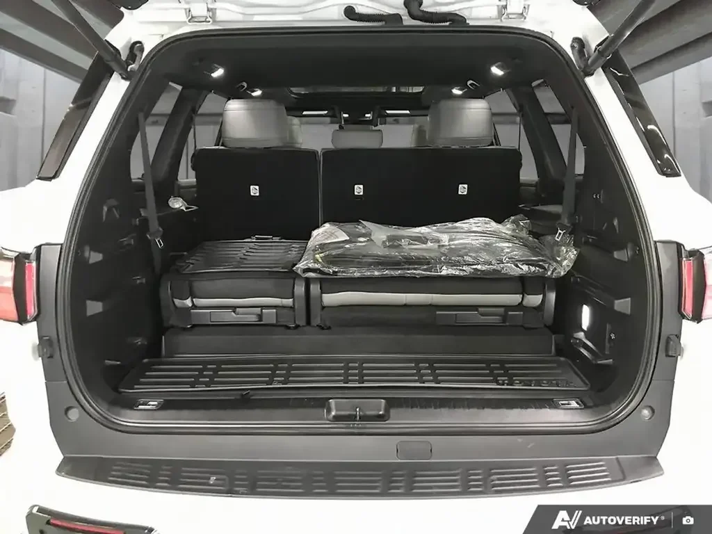 Toyota Sequoia снимка Toyota Sequoia