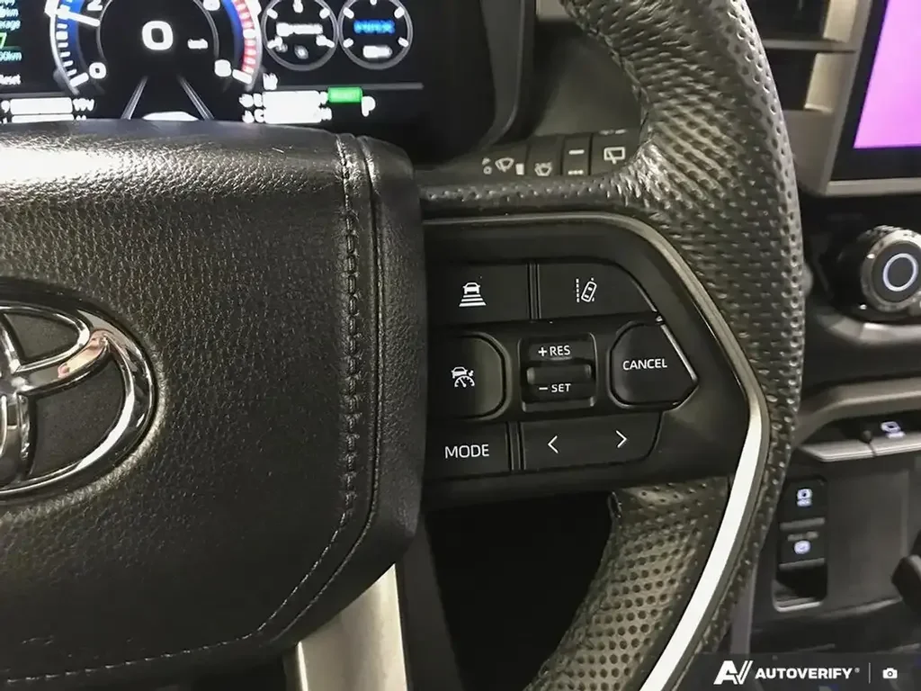 Toyota Sequoia снимка Toyota Sequoia