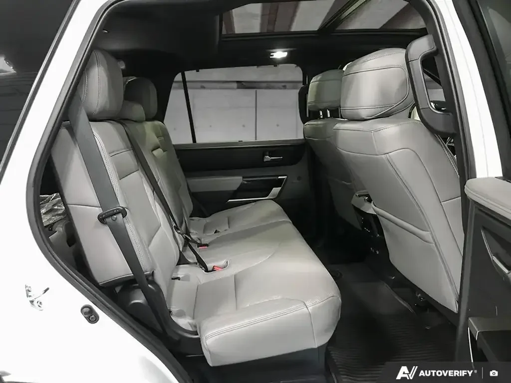 Toyota Sequoia снимка Toyota Sequoia