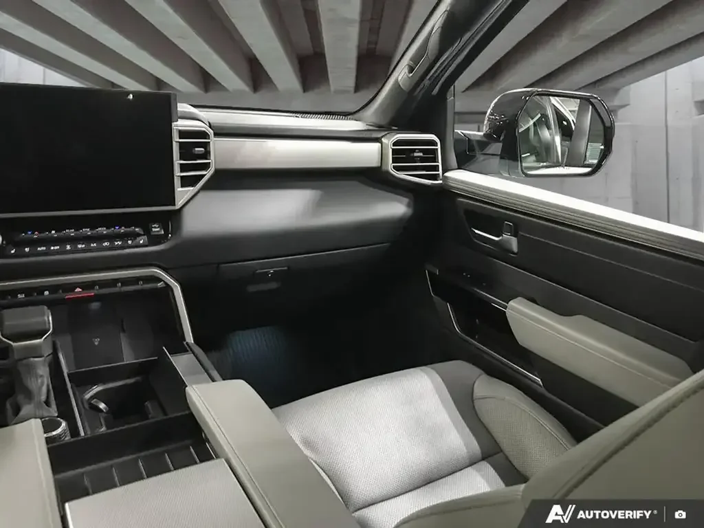Toyota Sequoia снимка Toyota Sequoia