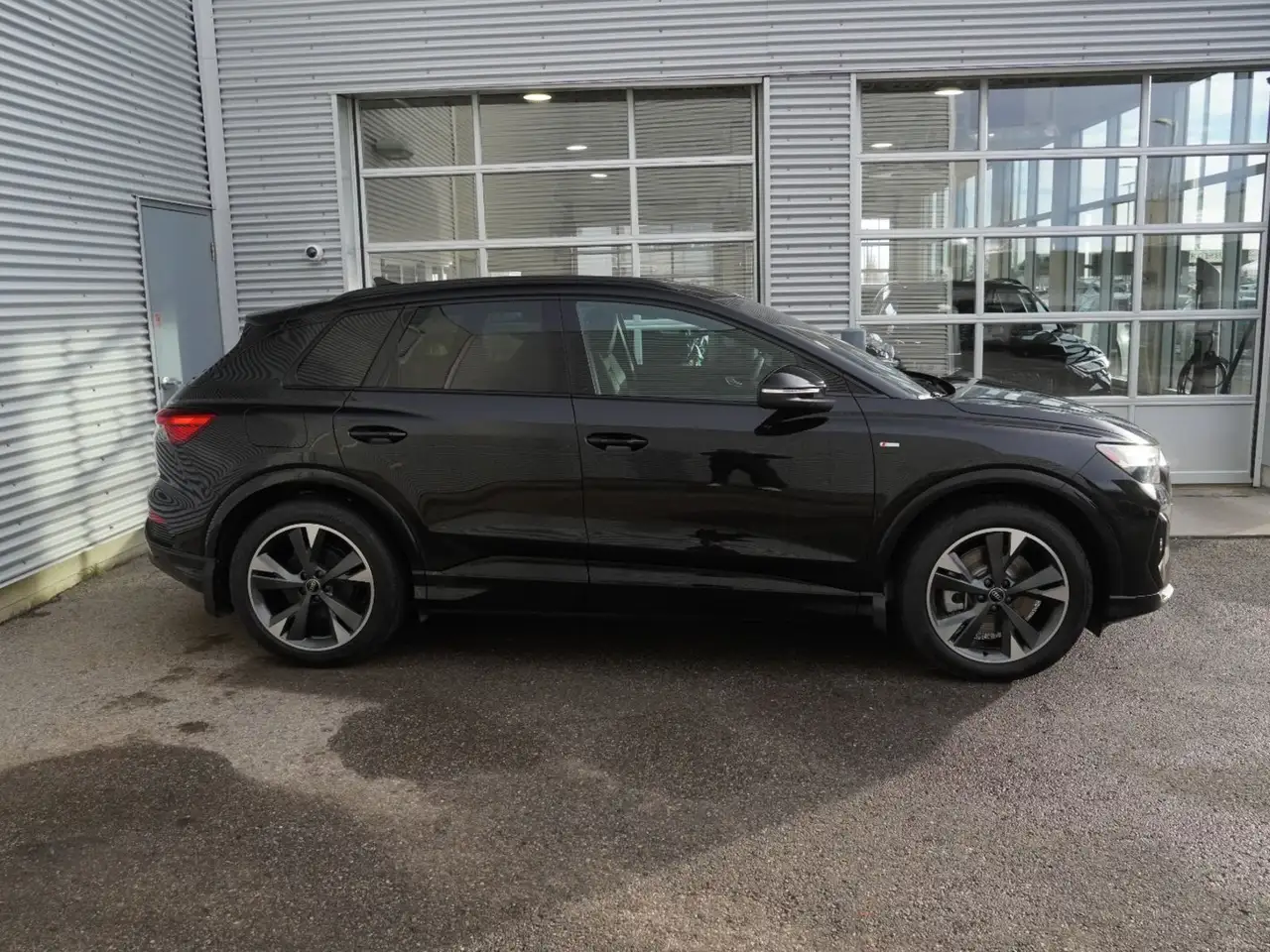 Audi Q4 e-tron photo Audi Q4 e-tron