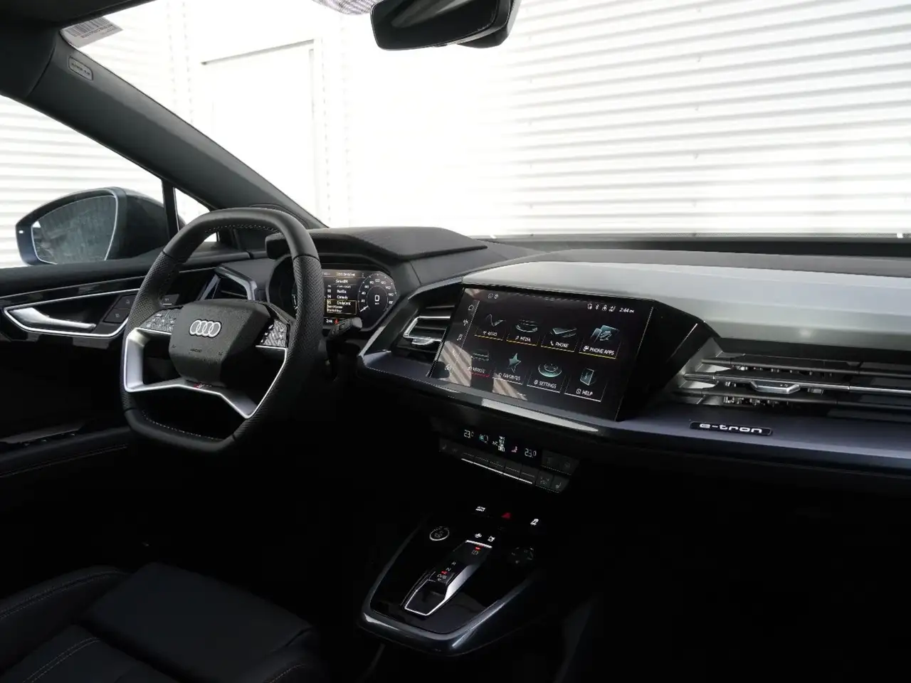 Audi Q4 e-tron photo Audi Q4 e-tron