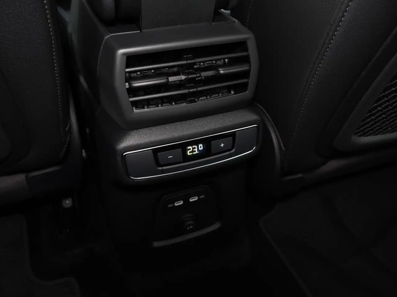 Audi Q4 e-tron photo Audi Q4 e-tron
