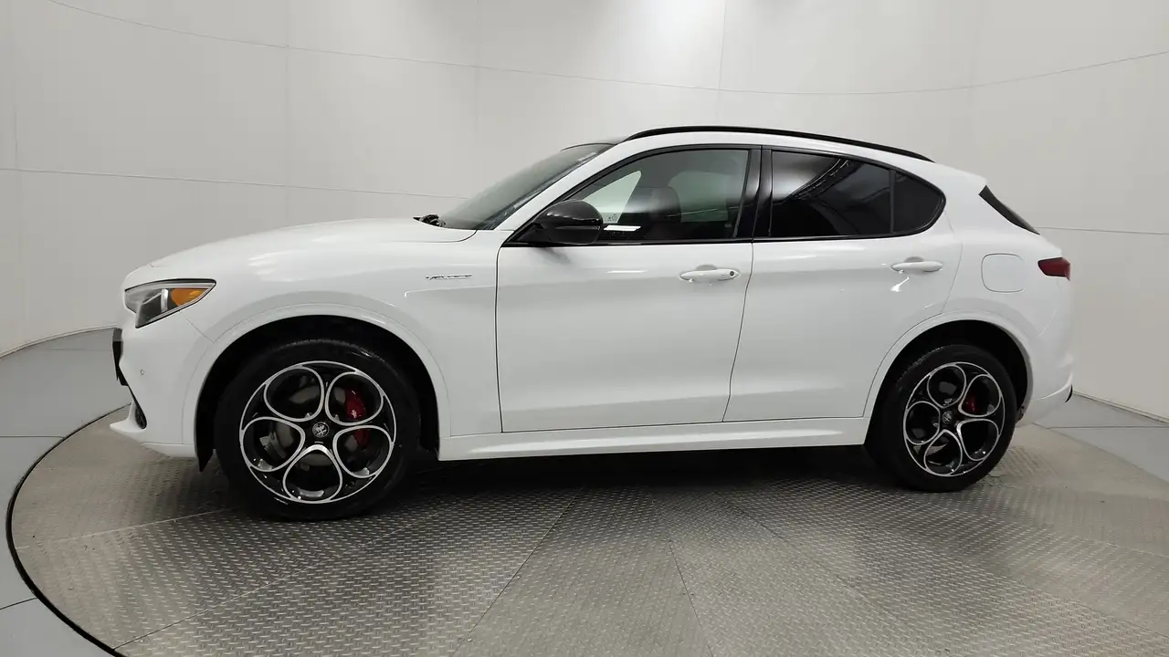Alfa Romeo Stelvio снимка Alfa Romeo Stelvio