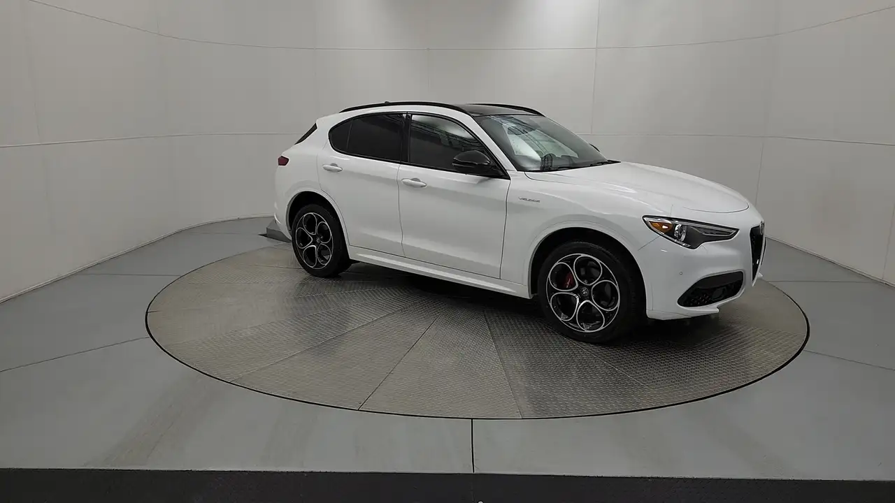 Alfa Romeo Stelvio снимка Alfa Romeo Stelvio