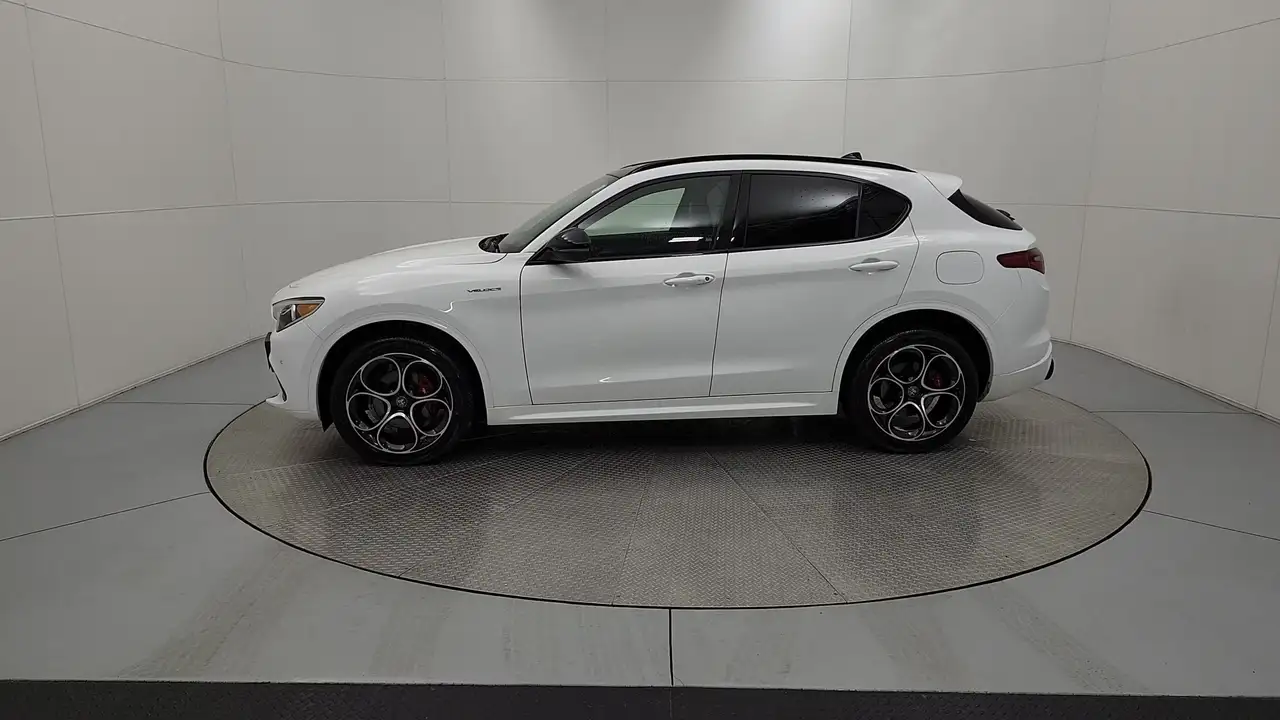 Alfa Romeo Stelvio снимка Alfa Romeo Stelvio