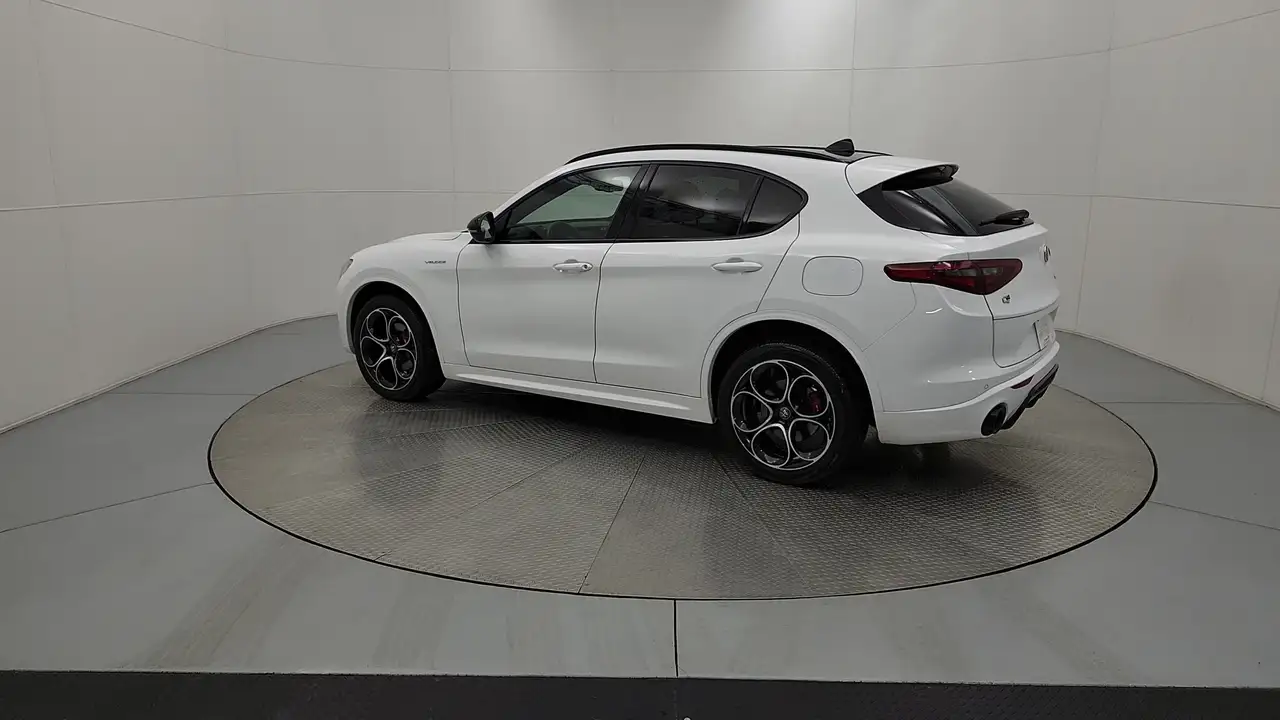 Alfa Romeo Stelvio снимка Alfa Romeo Stelvio