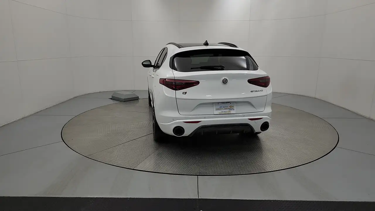 Alfa Romeo Stelvio снимка Alfa Romeo Stelvio