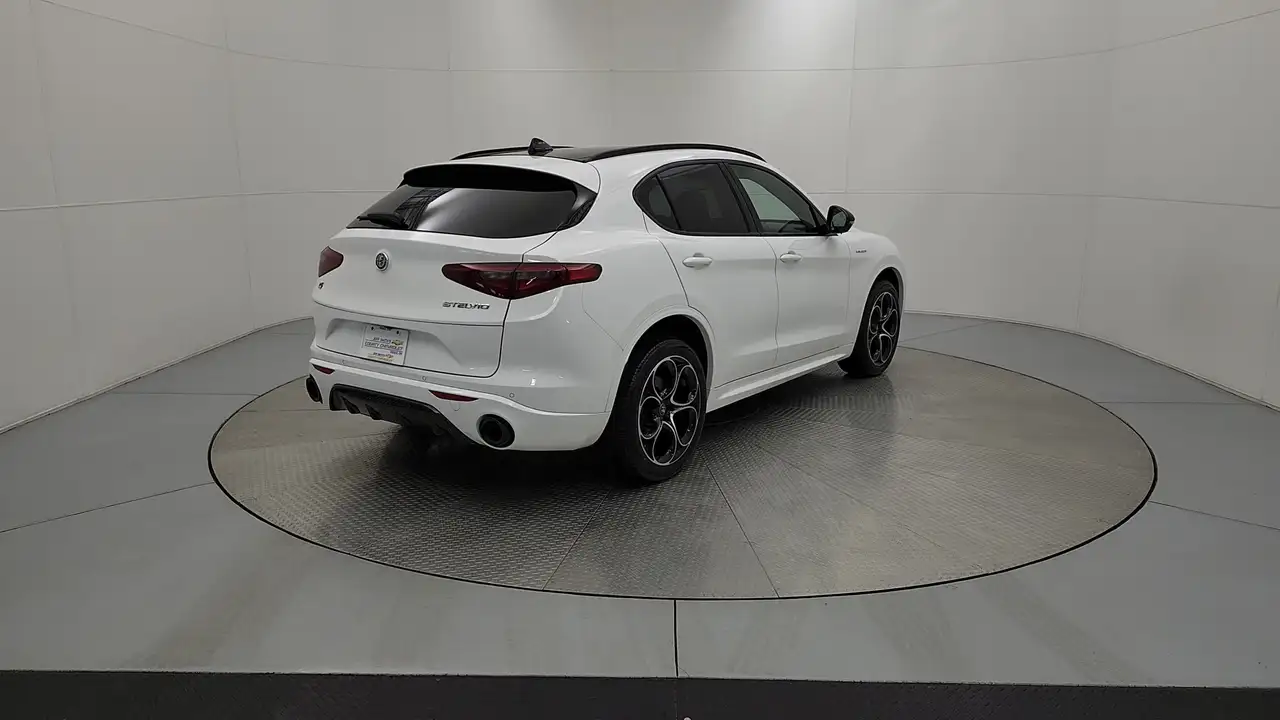 Alfa Romeo Stelvio снимка Alfa Romeo Stelvio