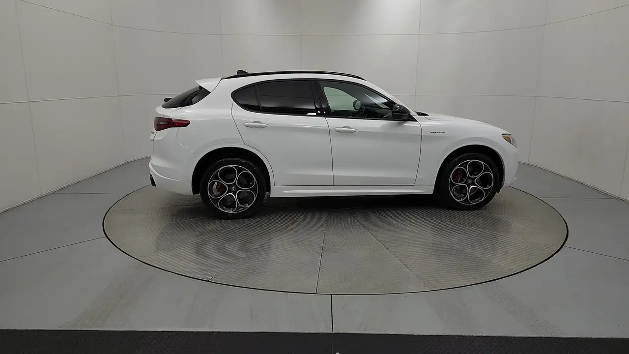 Alfa Romeo Stelvio снимка Alfa Romeo Stelvio