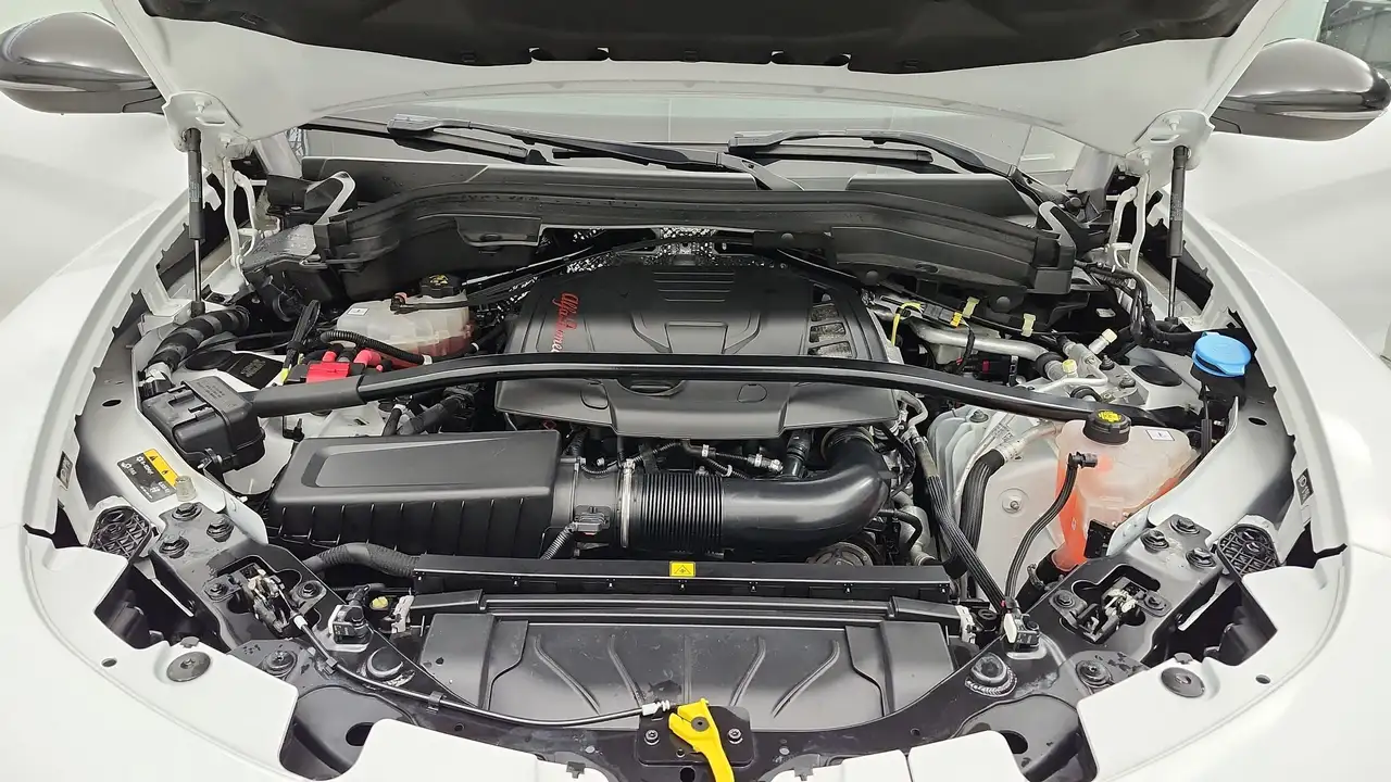 Alfa Romeo Stelvio снимка Alfa Romeo Stelvio