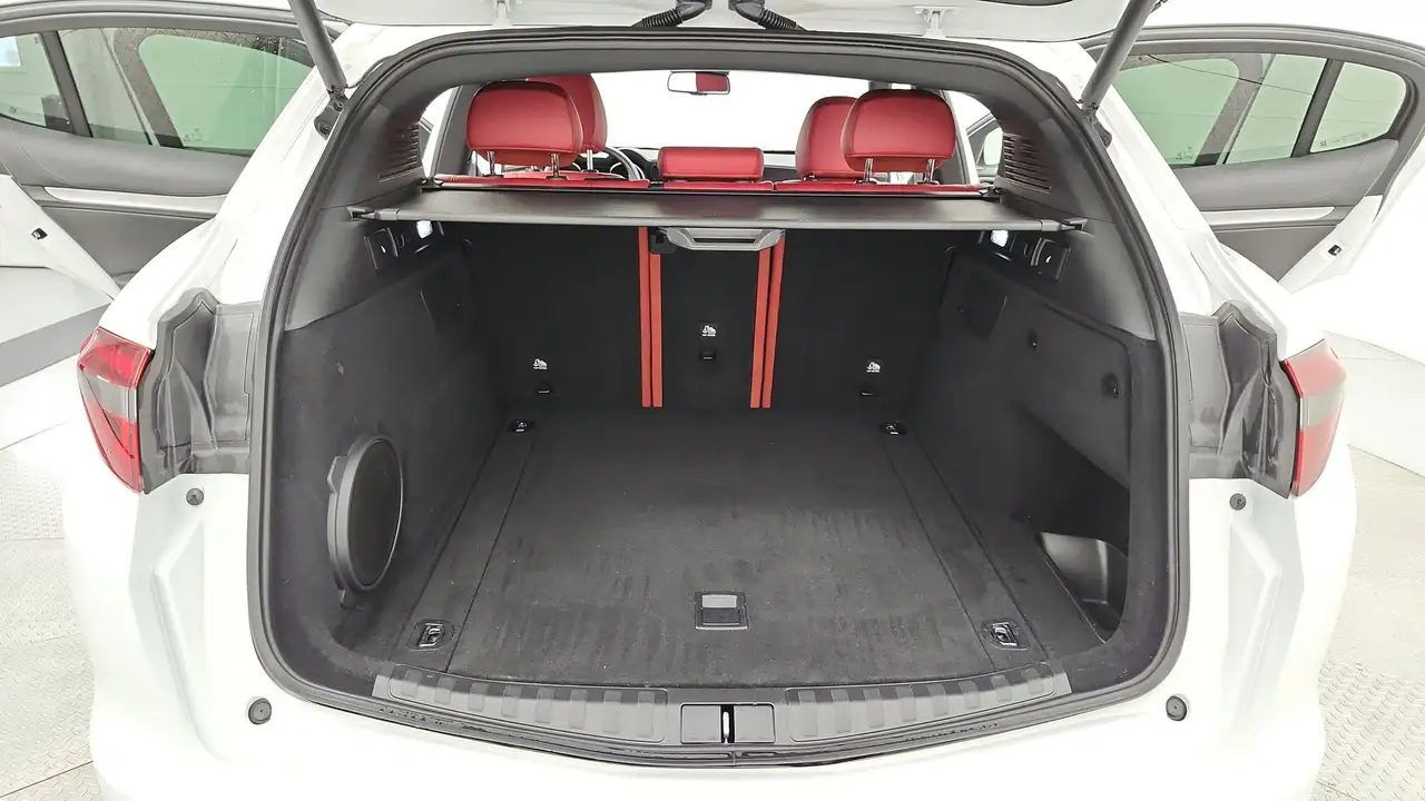 Alfa Romeo Stelvio снимка Alfa Romeo Stelvio