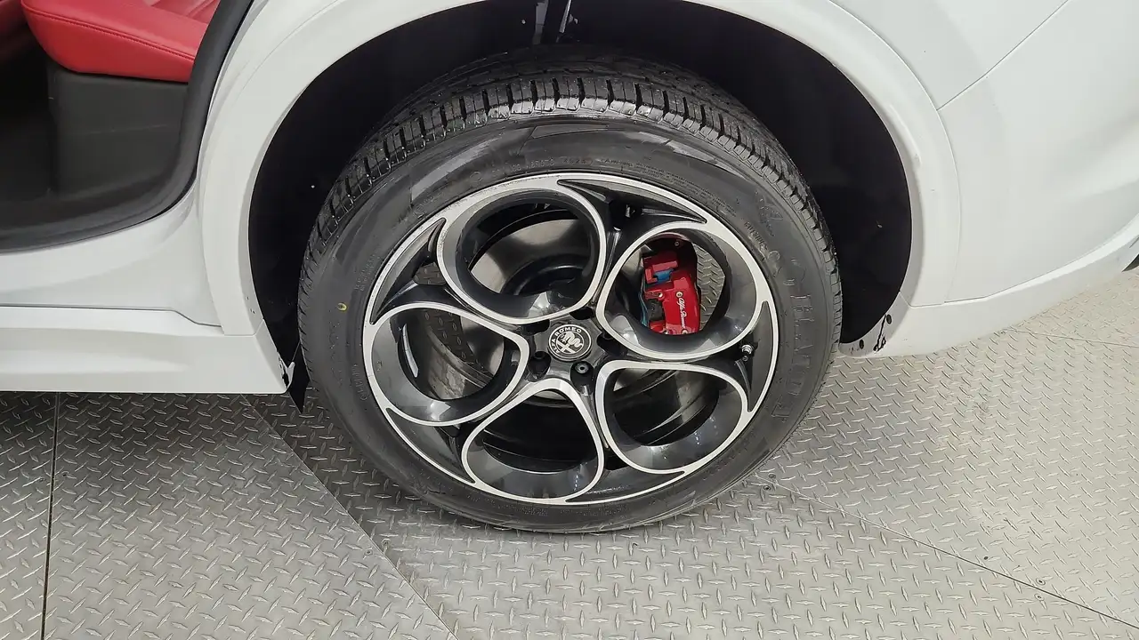 Alfa Romeo Stelvio снимка Alfa Romeo Stelvio