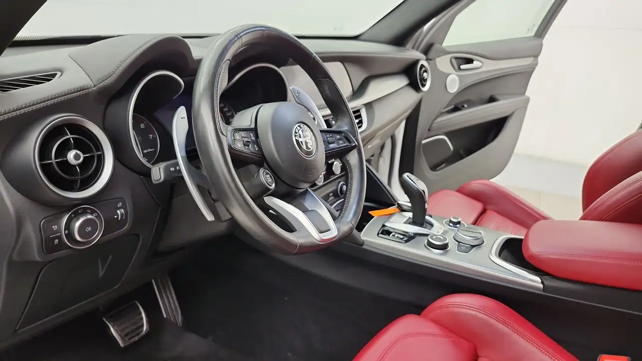 Alfa Romeo Stelvio снимка Alfa Romeo Stelvio