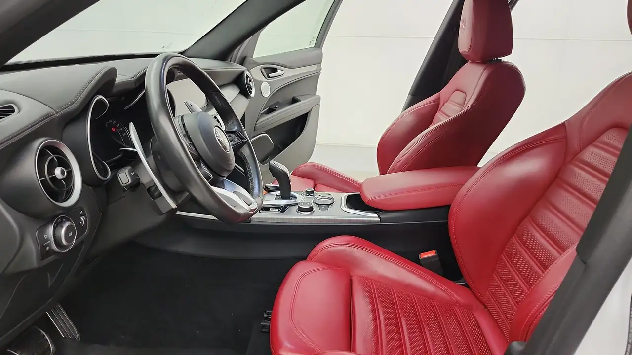 Alfa Romeo Stelvio снимка Alfa Romeo Stelvio