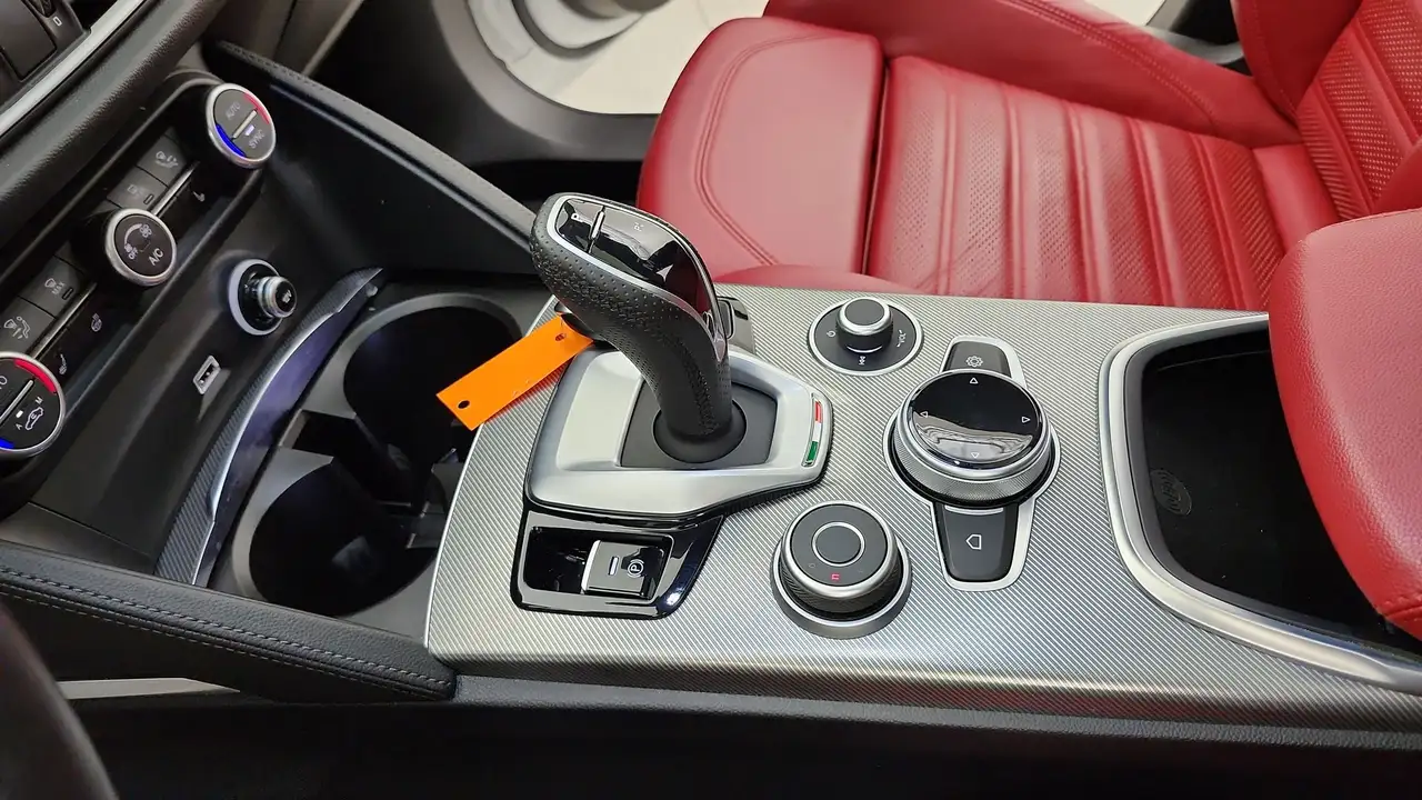 Alfa Romeo Stelvio снимка Alfa Romeo Stelvio