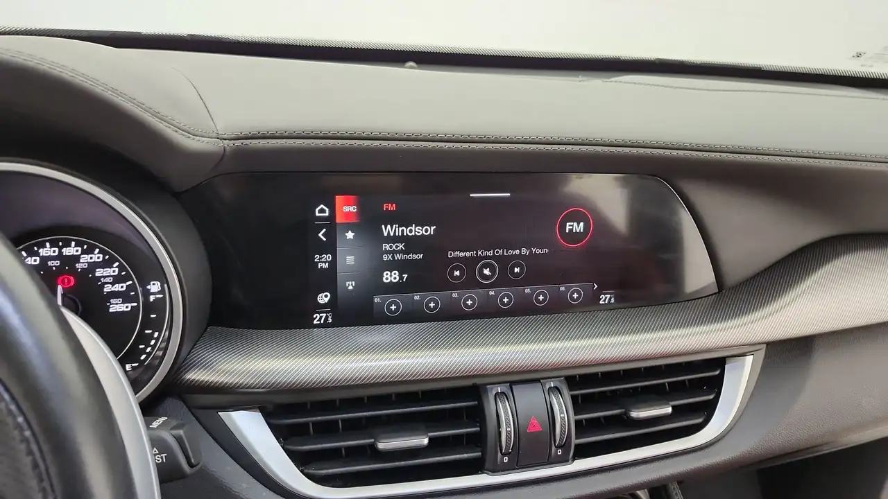 Alfa Romeo Stelvio снимка Alfa Romeo Stelvio