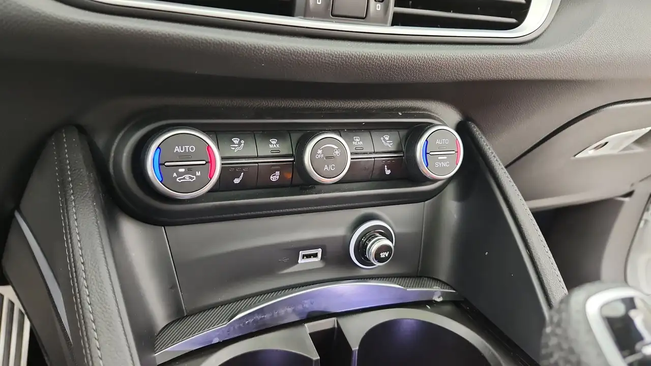 Alfa Romeo Stelvio снимка Alfa Romeo Stelvio