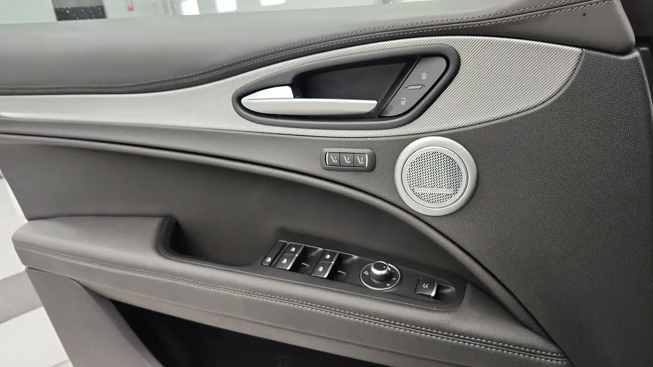 Alfa Romeo Stelvio снимка Alfa Romeo Stelvio