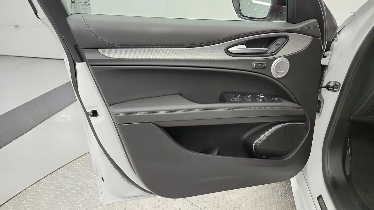 Alfa Romeo Stelvio снимка Alfa Romeo Stelvio
