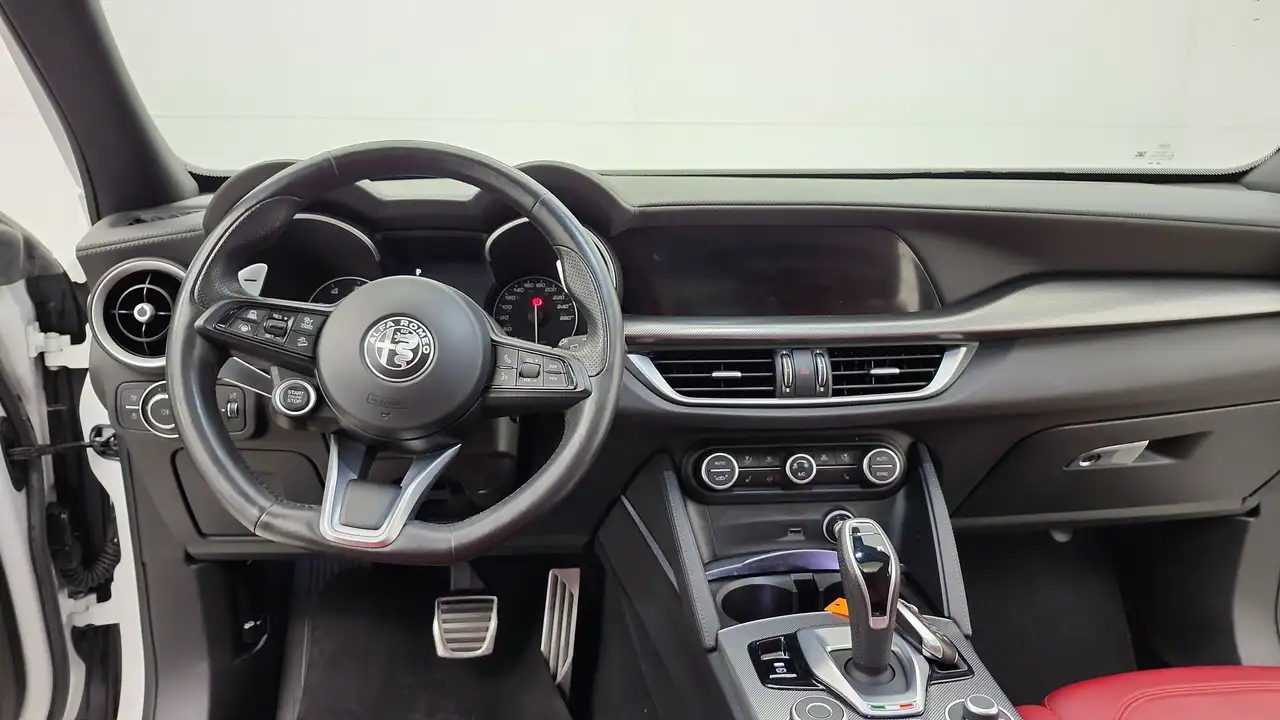 Alfa Romeo Stelvio снимка Alfa Romeo Stelvio