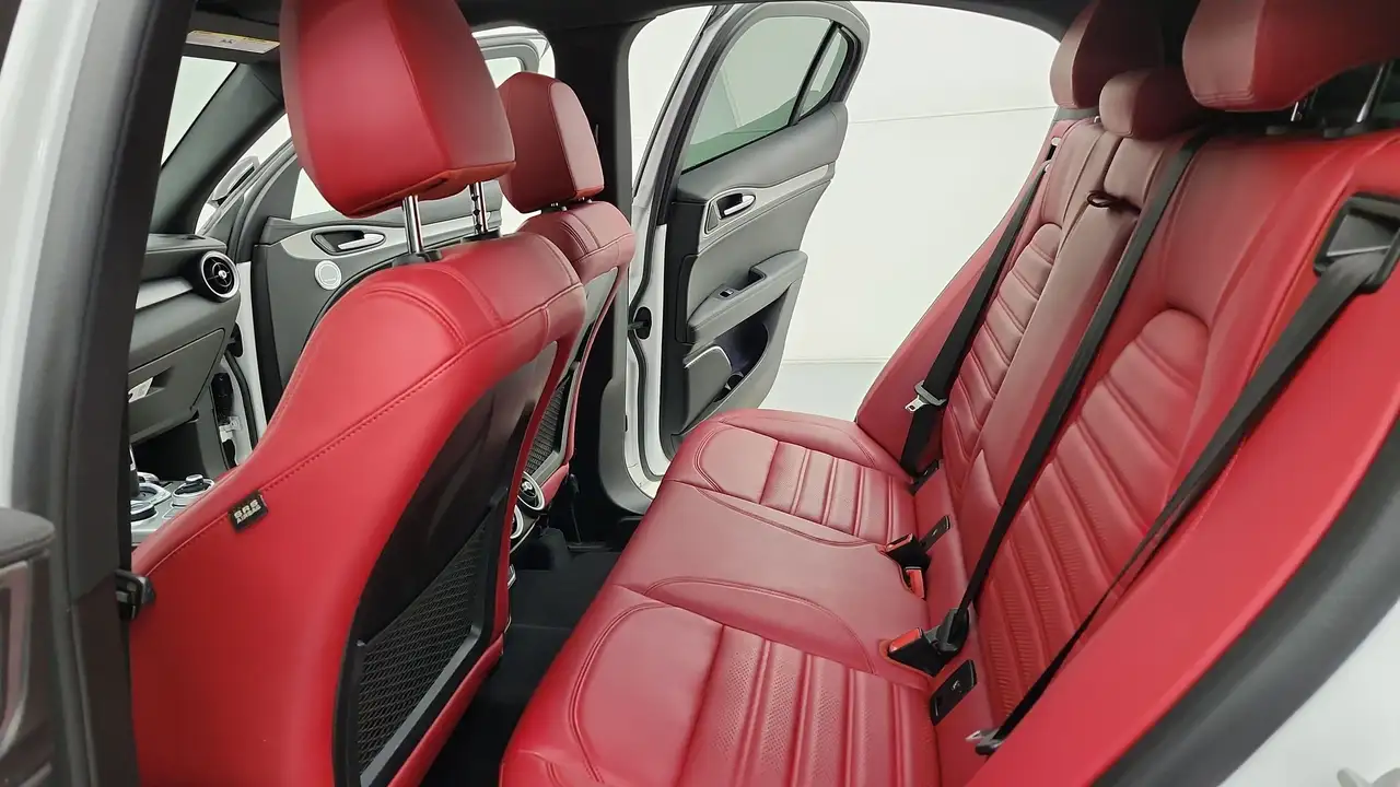 Alfa Romeo Stelvio снимка Alfa Romeo Stelvio