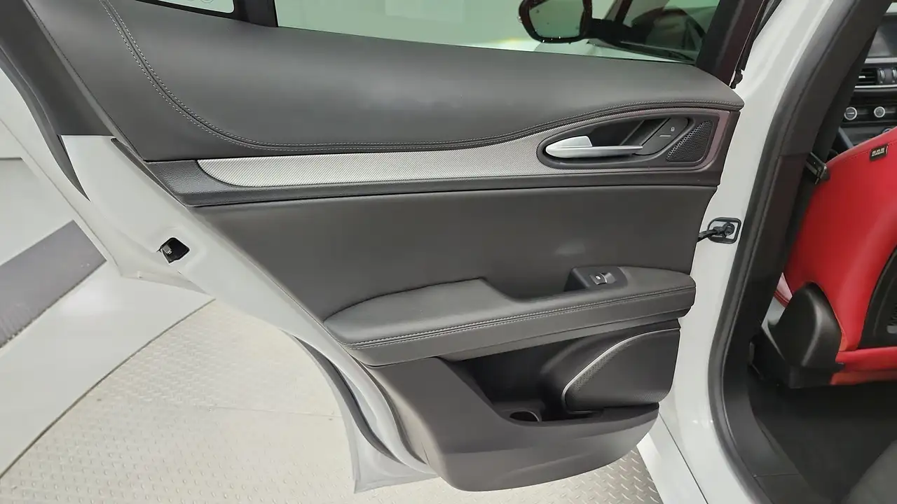 Alfa Romeo Stelvio снимка Alfa Romeo Stelvio