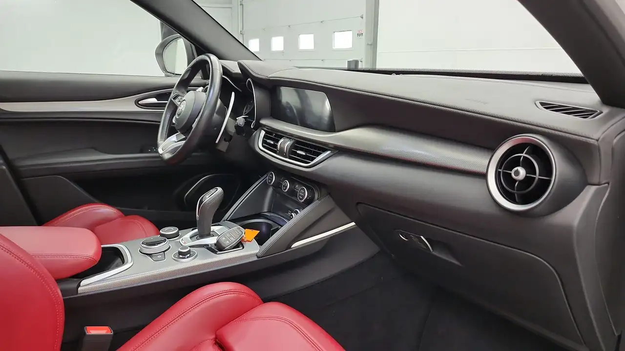 Alfa Romeo Stelvio снимка Alfa Romeo Stelvio