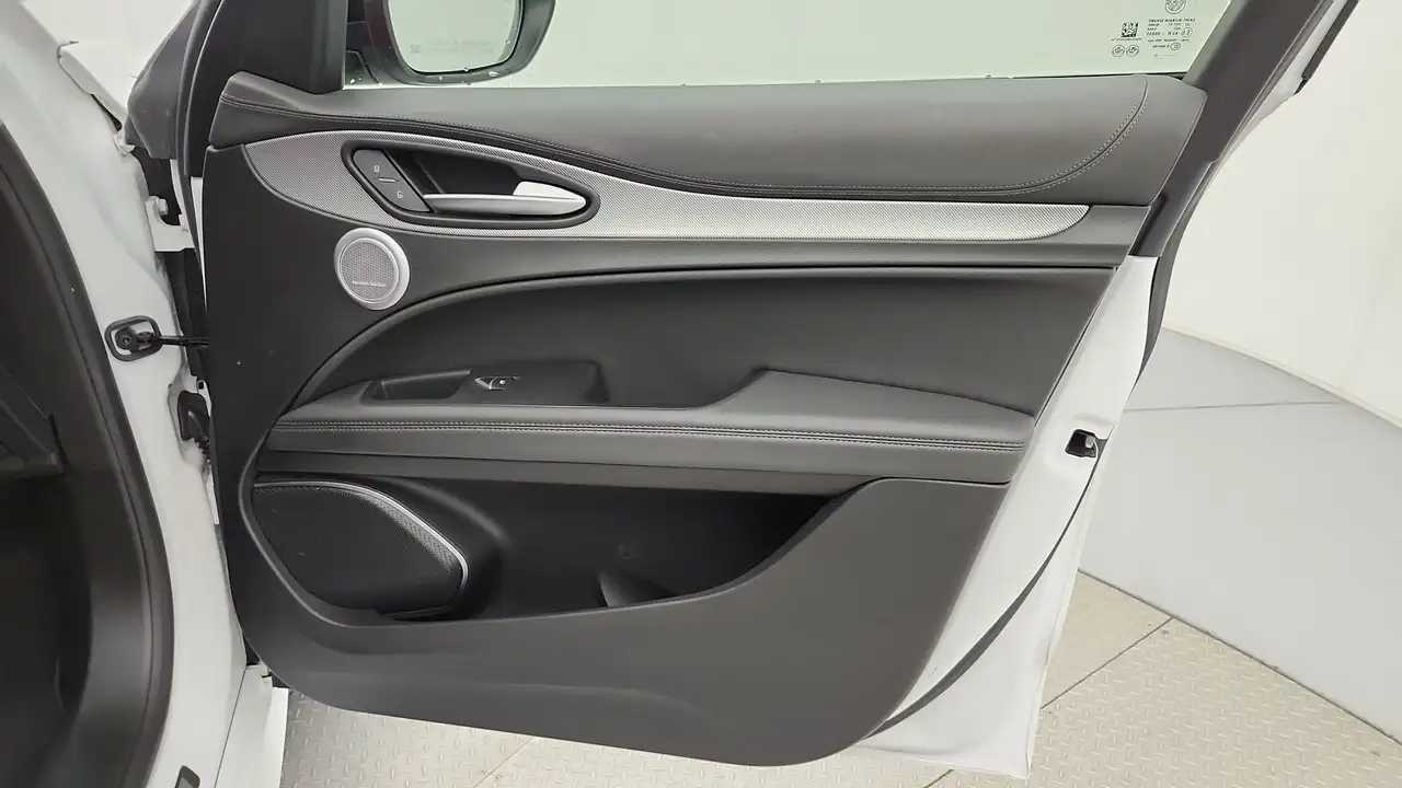 Alfa Romeo Stelvio снимка Alfa Romeo Stelvio