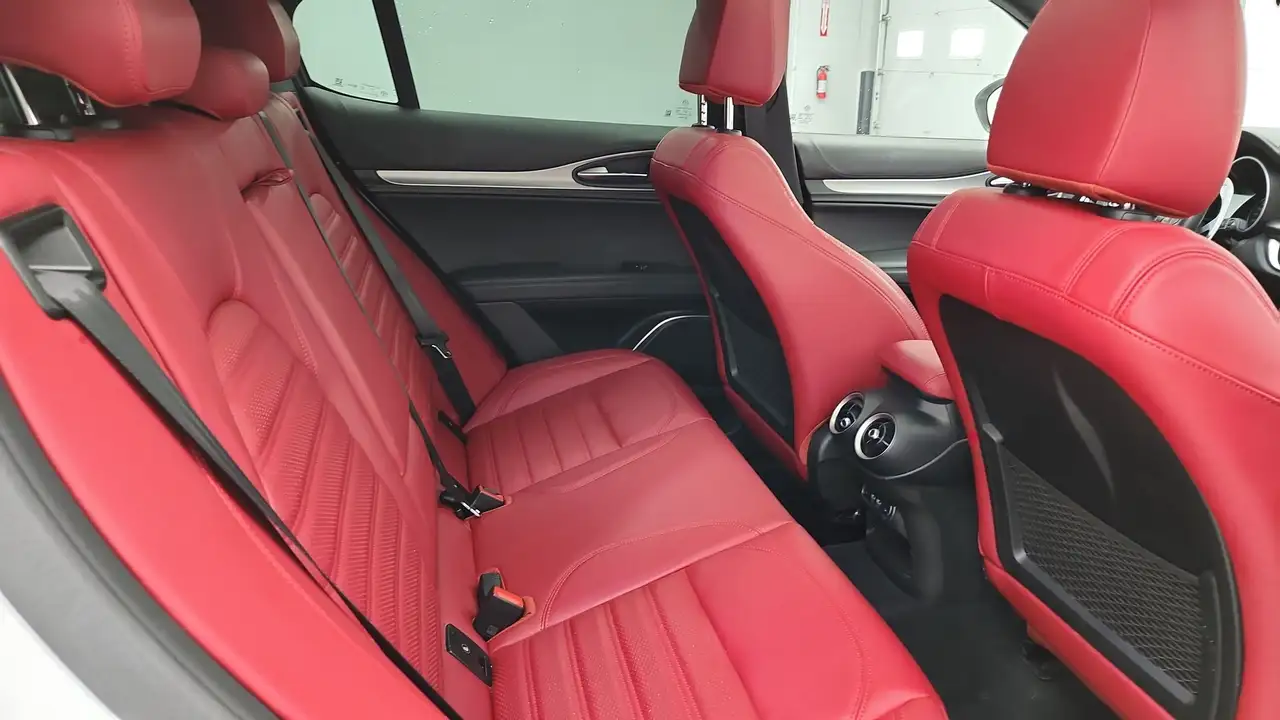 Alfa Romeo Stelvio снимка Alfa Romeo Stelvio