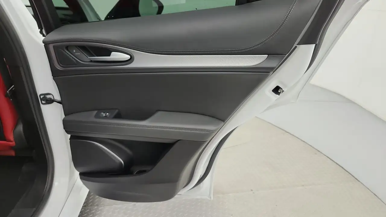 Alfa Romeo Stelvio снимка Alfa Romeo Stelvio