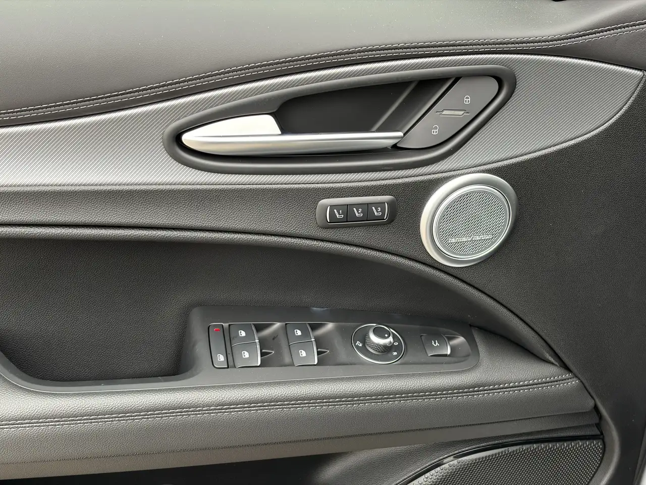 Alfa Romeo Stelvio снимка Alfa Romeo Stelvio