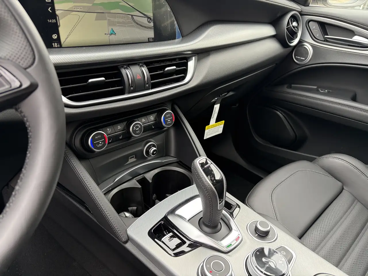 Alfa Romeo Stelvio снимка Alfa Romeo Stelvio