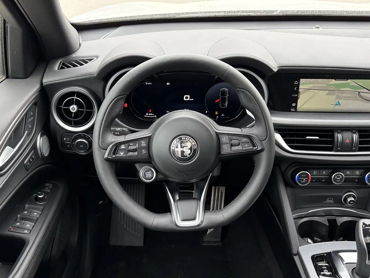 Alfa Romeo Stelvio снимка Alfa Romeo Stelvio