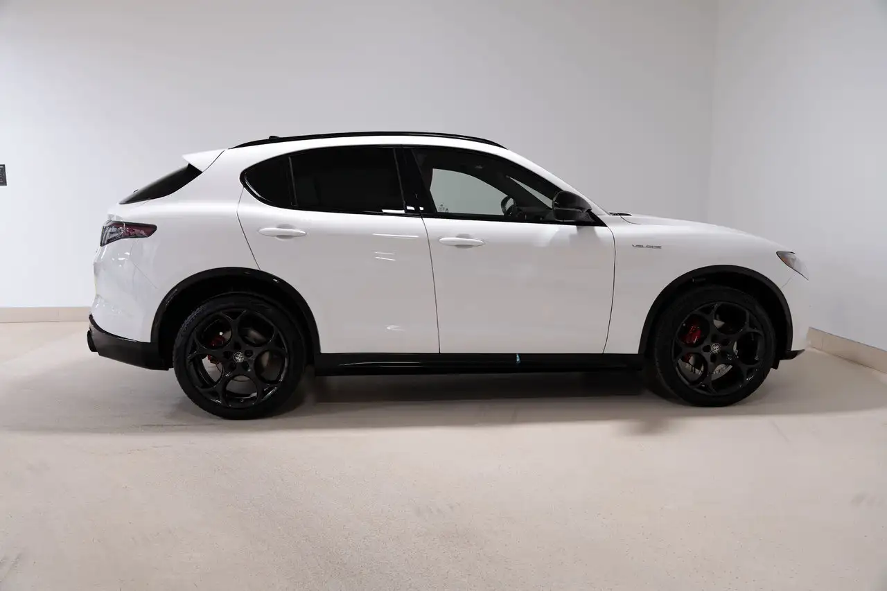 Alfa Romeo Stelvio снимка Alfa Romeo Stelvio