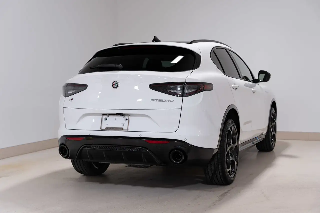 Alfa Romeo Stelvio снимка Alfa Romeo Stelvio