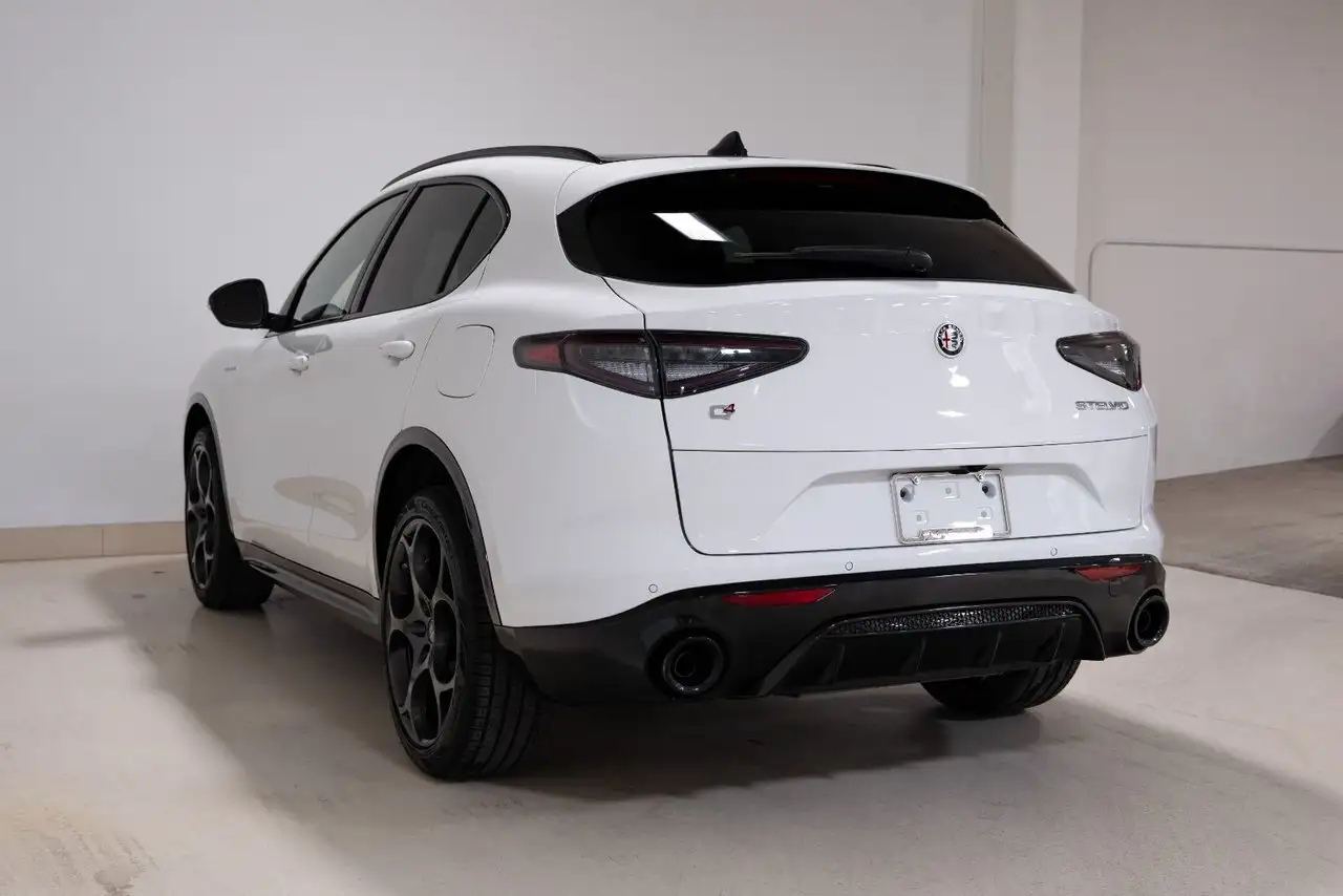 Alfa Romeo Stelvio снимка Alfa Romeo Stelvio