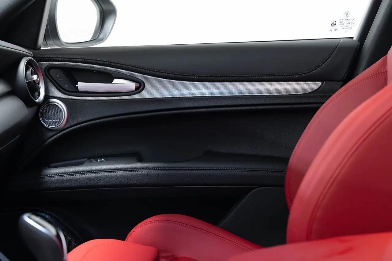 Alfa Romeo Stelvio снимка Alfa Romeo Stelvio