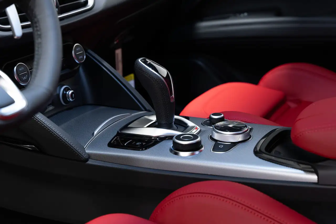 Alfa Romeo Stelvio снимка Alfa Romeo Stelvio