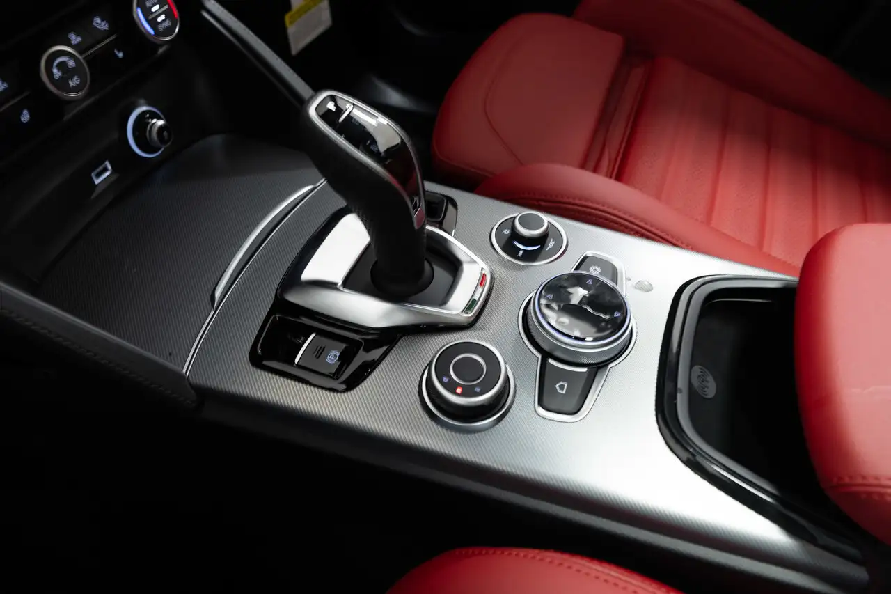 Alfa Romeo Stelvio снимка Alfa Romeo Stelvio