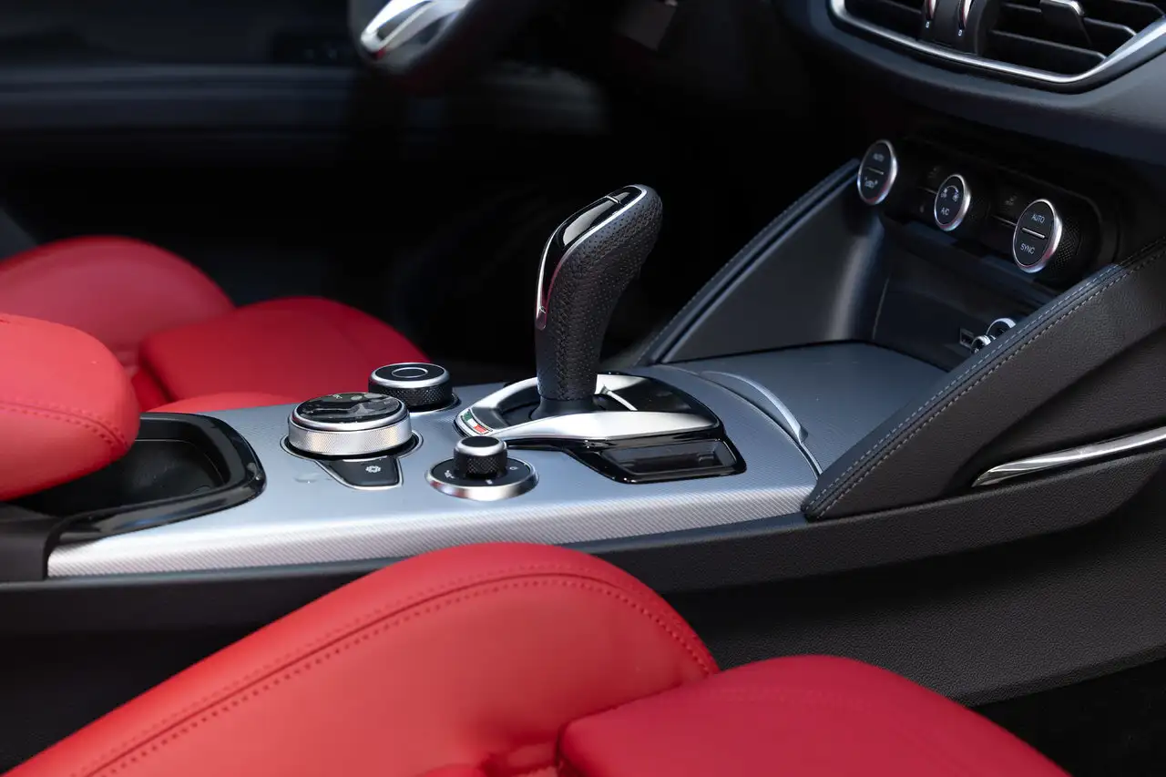 Alfa Romeo Stelvio снимка Alfa Romeo Stelvio