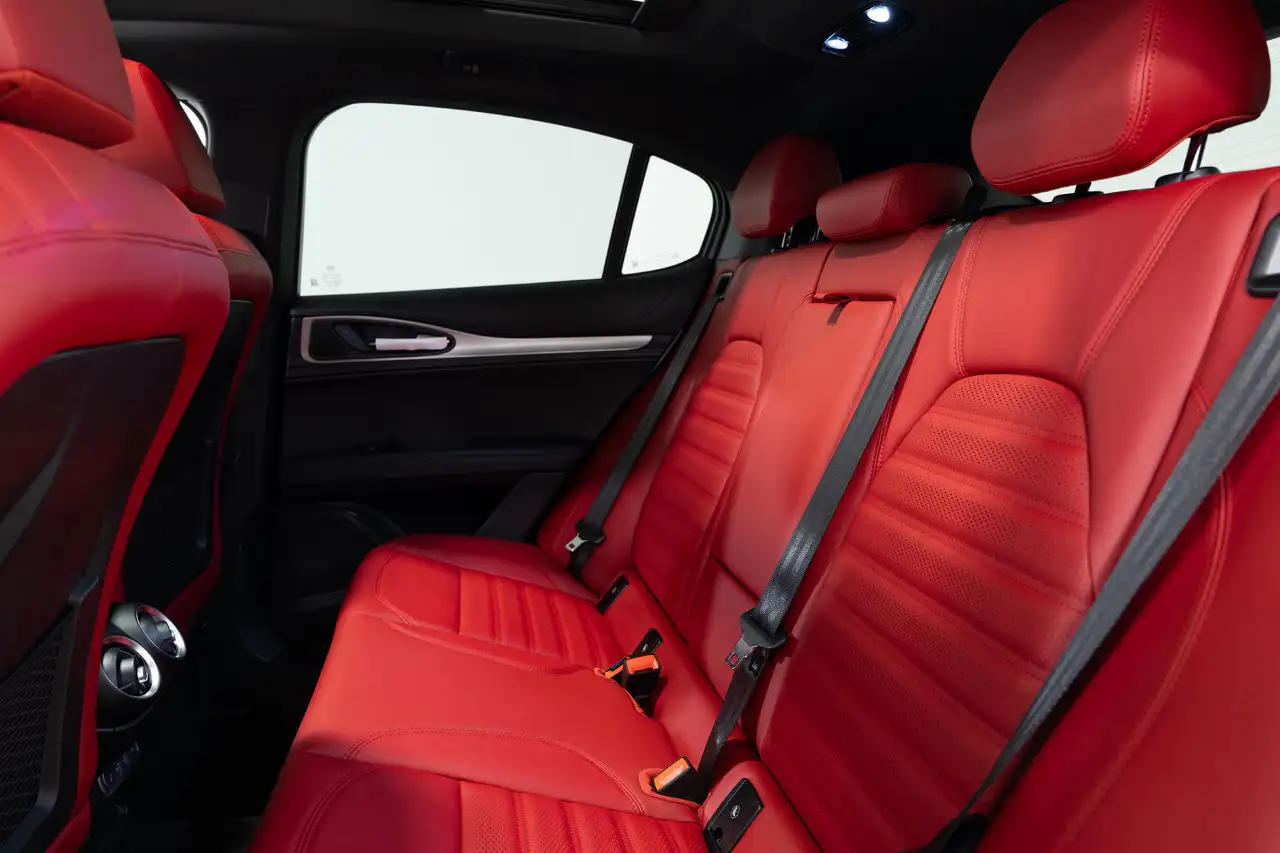 Alfa Romeo Stelvio снимка Alfa Romeo Stelvio