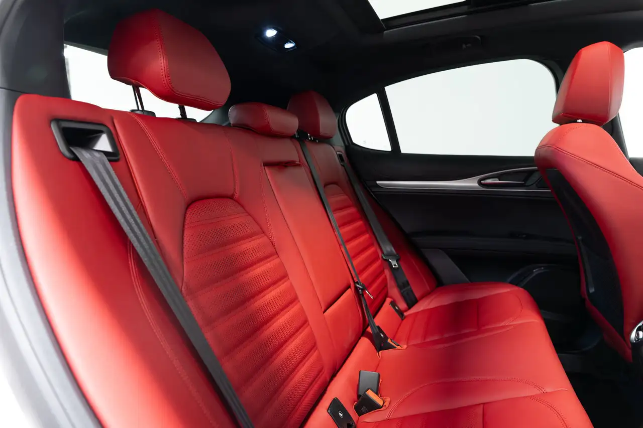 Alfa Romeo Stelvio снимка Alfa Romeo Stelvio