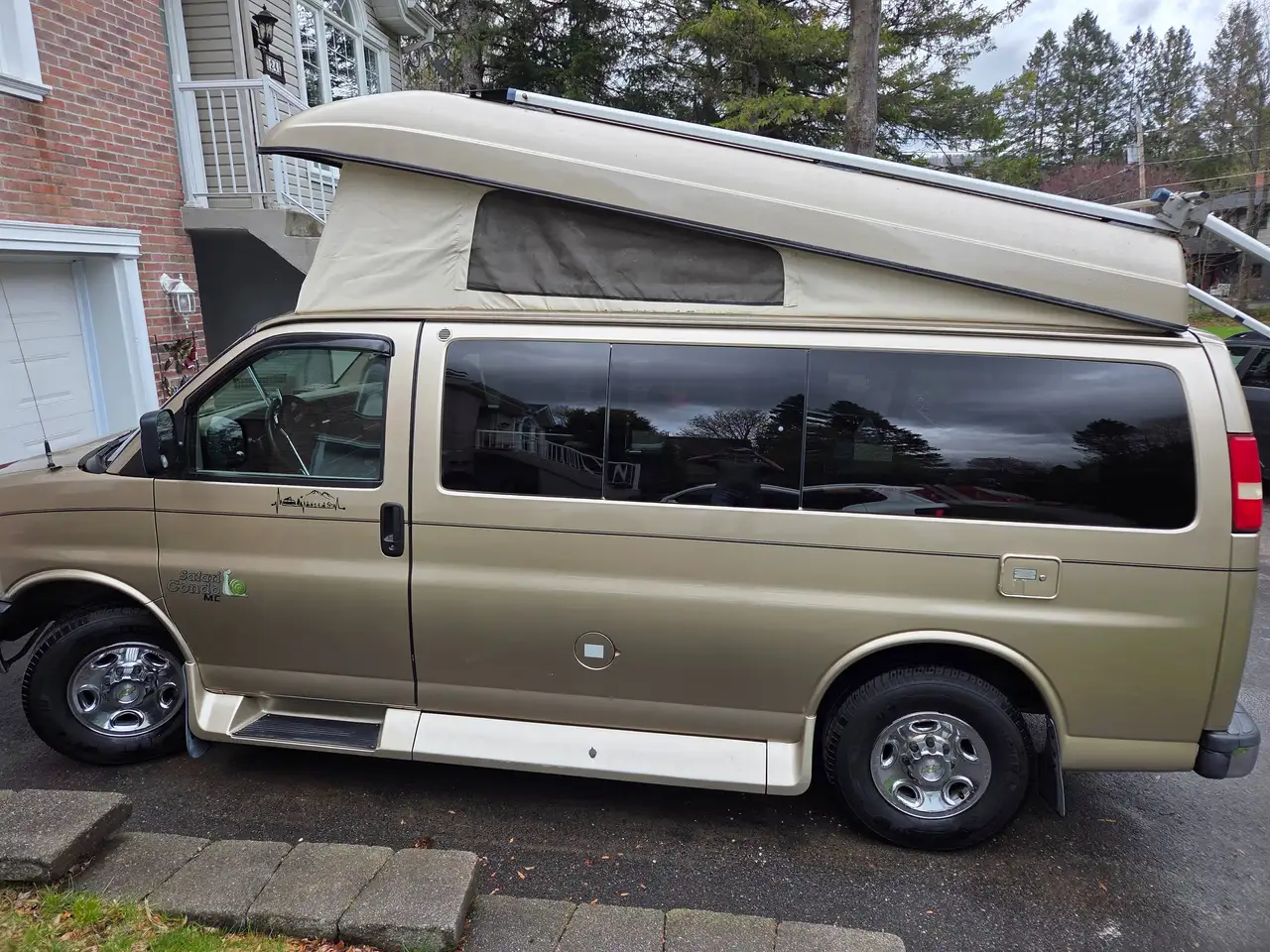 Chevrolet Express 2500 photo Chevrolet Express 2500