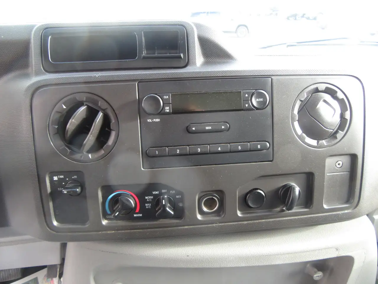 Ford E-450 Super Duty DRW снимка Ford E-450 Super Duty DRW